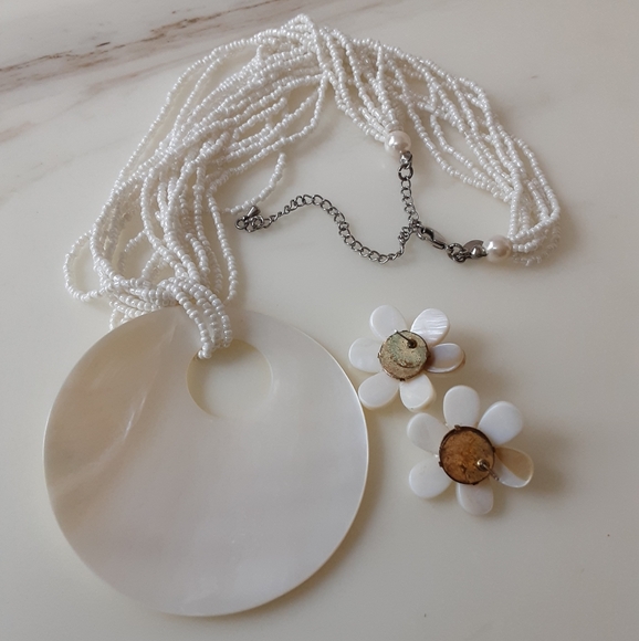 Multi-Strand Glass Seed Pearls|MOP Donut Pendant|MOP Daisy Post Earrings - Vtg - Picture 7 of 10